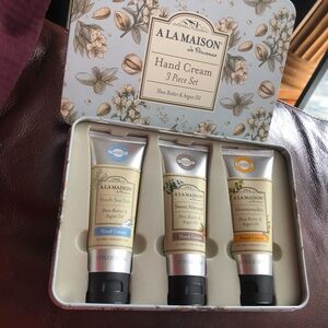 A La Maison Hand Cream 3-Piece Set - Floral Light Blue Tin